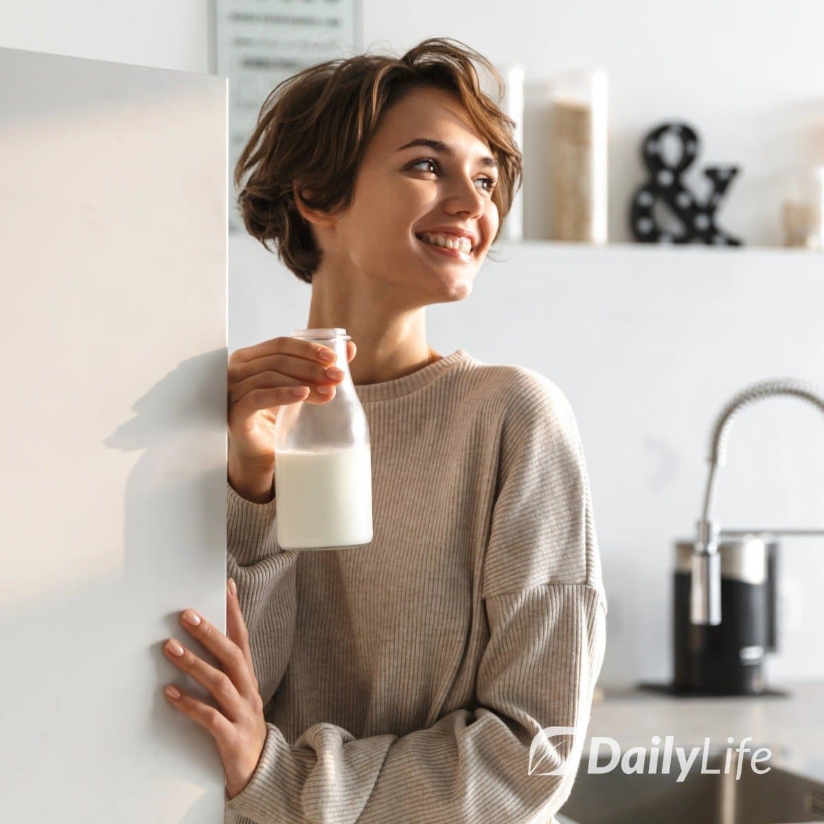Pessoa aproveitando alimentos lácteos com conforto